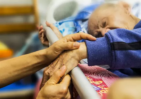 Situație disperată la centrul de recuperare Dărmănești: Zeci de bolnavi primesc tratamentul de la contabil și un muncitor. Toate asistentele, infectate cu COVID-19