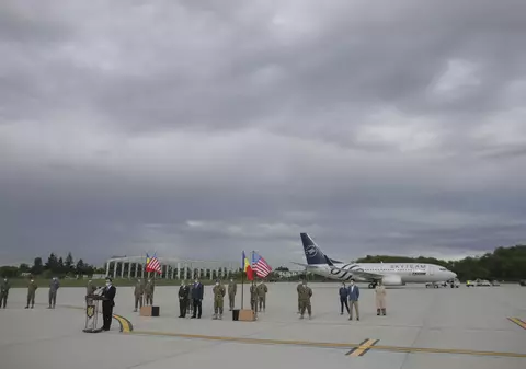 VIDEO| O echipă cu 15 specialiști români a plecat în SUA. Orban: „Merg să ajute, dar și să vadă cum acționează medicii în lupta cu COVID”