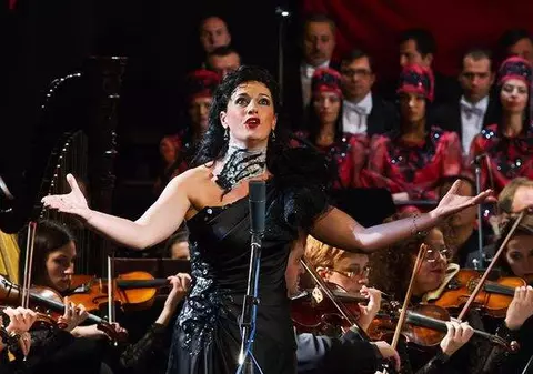 Accidentul misterios al unei mezzosoprane din Iași, care a ajuns în comă după ce a căzut pe scări. Este vehiculată ipoteza unei tentative de omor