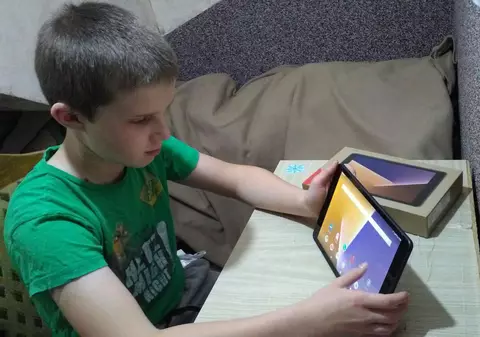 Cum s-au făcut cursuri online la școlile tehnologice. Un liceu din Suceava a cumpărat tablete pentru elevii fără posibilități din banii de navetă ai profesorilor