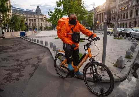 Viața curierilor care livrează mâncare la domiciliu pe timp de pandemie