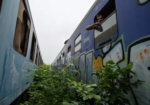 Viața în vagon. Cum luptă oamenii străzii din București pentru supraviețuire într-un tren tras pe linie moartă