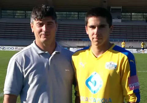 Cum au devenit utile sticlele de apă minerală și scaunele la o oră de educație fizică online din Finlanda. Profesorul e Alexandru Marcă, fost fotbalist, campion cu Steaua în 1998