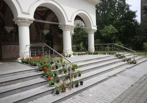 Flori în locul credincioșilor la slujba de duminică, la o biserică din București. Imaginile au devenit virale