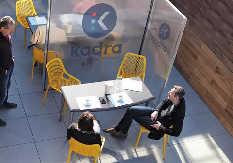 Împreună, dar separați cu panouri după starea de urgență. Cum arată ieșirea la terasă pe timp de pandemie