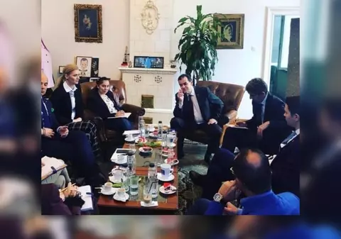 O nouă imagine cu Ludovic Orban circulă pe Facebook. Este a treia poză în care premierul a fost surprins cu țigara în mână într-o sală de ședințe. De data aceasta, la sediul PNL