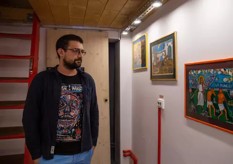 Artistul care a făcut o icoană cu Fecioara Maria cu pruncul cimpanzeu în brațe și cu o țigară în gură: „Unii-și fac cruce, alții mă acuză de blasfemie”