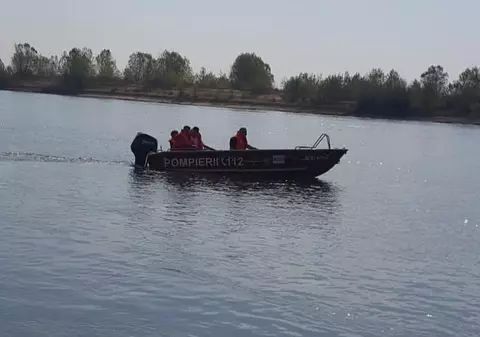 Căutări disperate pe Dunăre, în Tulcea. O ambarcaţiune cu zece oameni s-a răsturnat. O persoană, dată dispărută