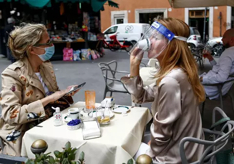 Italia și-a redeschis azi cafenelele, magazinele și muzeele. ”O zi emoționantă” pentru oamenii care s-au întors într-o nouă normalitate