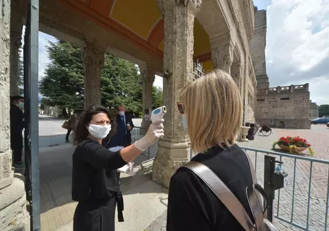 Ce spune Raed Arafat despre luarea temperaturii la intrarea în magazine sau în instituții: „E un lucru normal și poate fi făcut de oricine”