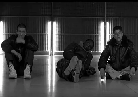 „La Haine” („Ura”): La 25 de ani de la apariția filmului cult care a zguduit Franța, realitatea sumbră din suburbiile pariziene este neschimbată