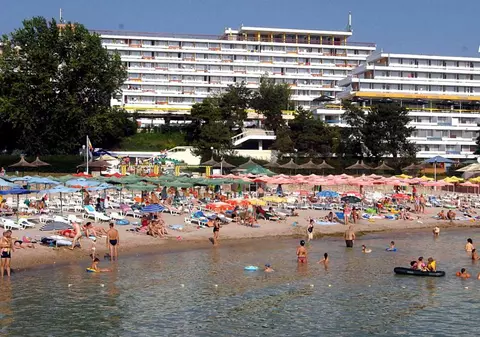 Zeci de tineri care erau cazați la o vilă din Costinești, evacuați după ce un băiat a fost confirmat cu coronavirus. Adolescenții, aduși în Dâmbovița cu autocarul