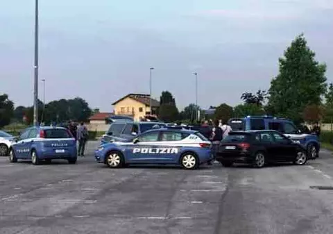 O româncă a fost împușcată mortal în timp ce se afla într-o mașină în parcare în Italia. Ucigașul a tras patru gloanțe