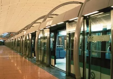 După data de 11 mai, vor putea circula cu transportul public în Paris la orele de vârf doar angajații cu dovadă de la angajatori