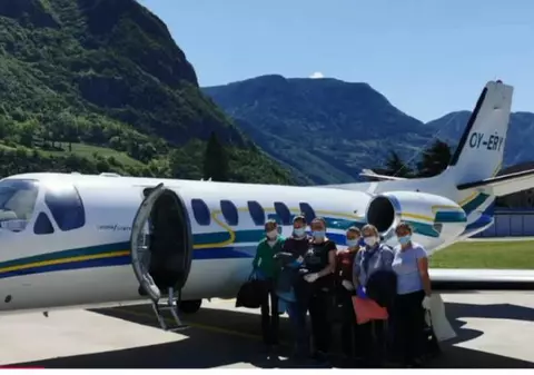 Un viticultor din Italia a luat cu avionul privat opt femei ca să-i muncească via. “Lucrăm cu drag, ne place ceea ce facem”