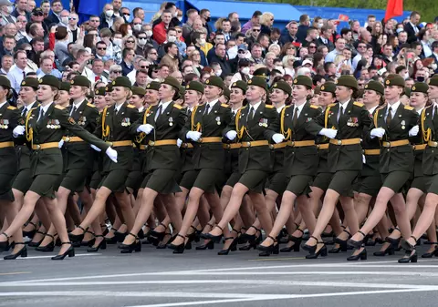 Mii de oameni au participat la o paradă militară în Belarus, în ciuda numărului tot mai mare de infectări cu noul coronavirus