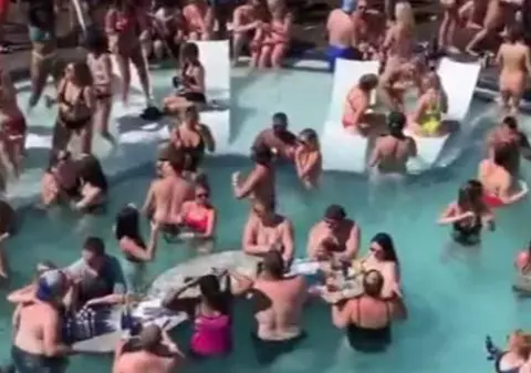 Au uitat de coronavirus: petrecere cu sute de oameni la o piscină din Missouri