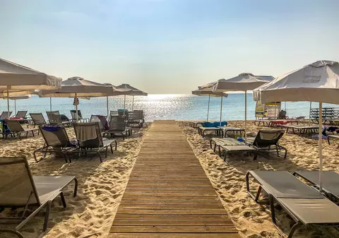 Umbrele și șezlonguri gratuite pe plajele din Bulgaria. Măsura se aplică celor concesionate de la stat, iar în rest vor fi reduceri