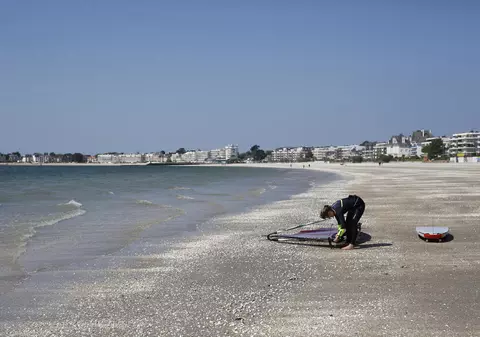 Trei plaje din Franţa se reînchid, pentru că oamenii au “comportament necivilizat” şi nu respectă regulile