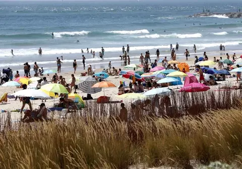 Orban modifică hotărârea de guvern privind relaxarea restricțiilor, care permitea accesul la plajă doar pe șezlong. „Pe anumite zone se poate cu cearşaf sau prosop”