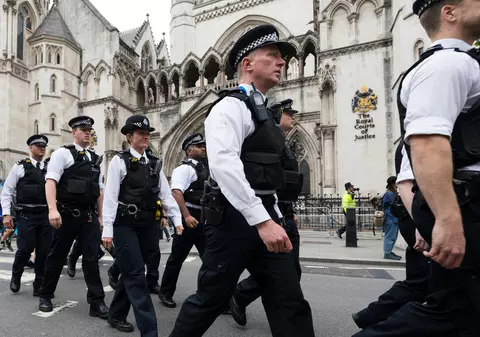 Un ofițer britanic a fost scos pe viață din Poliție, după ce a mâncat șapte porții de mic dejun