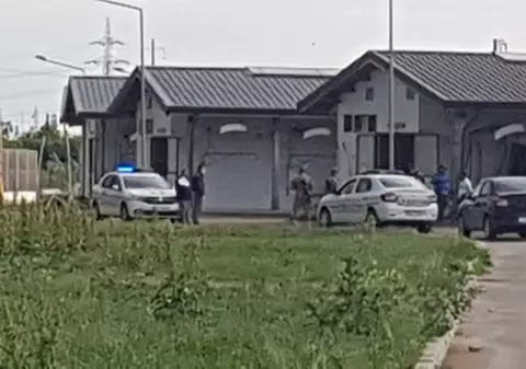 Îngrijitorii de la hipodromul din Ploiești, amendați de poliție din cauză că jucau tenis cu piciorul