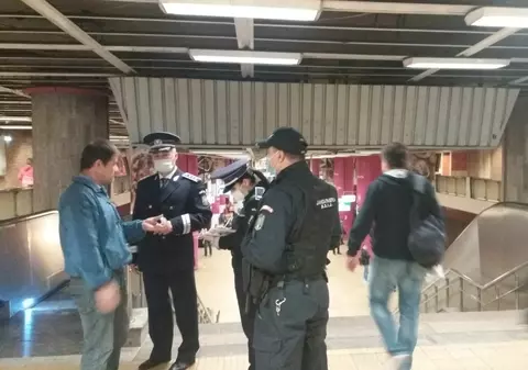 Filtre de poliție la metrou. De astăzi, călătorii sunt obligați să poarte măști de protecție