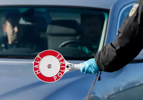 Un român a fost prins cu o mașină furată și documente falsificate la frontiera din Austria