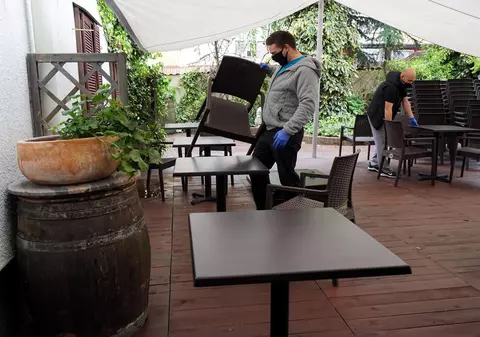 Azilele, spitalele şi şcolile conduc clasamentul focarelor de COVID-19, în timp ce autorităţile închid restaurantele, teatrele şi cinematografele în Capitală