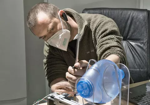 Un inginer a construit un prototip de ventilator pentru bolnavii de COVID-19, dar statul nu e interesat, deși a pus la bătaie 250.000 de euro pentru astfel de proiecte