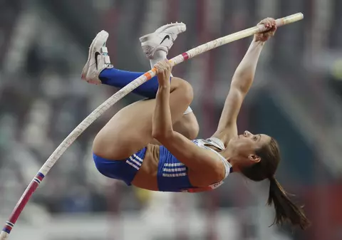 VIDEO | Trei supersăritoare cu prăjina fac concurs de la distanță. Formatul a fost inaugurat de băieți, care au sărit în propriile curţi