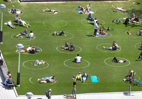 Regula distanțării sociale, apărută pentru prima oară într-o carte de acum 432 de ani. Măsura, creată de un doctor italian pentru a scăpa orașul de ciuma bubonică