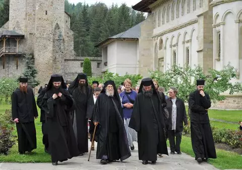 Un bătrân îngrijit de călugări a murit la Mănăstirea Putna cu o săptămână înainte de focarul COVID-19. „Nu e coronavirus. Nu are nimeni simptome”