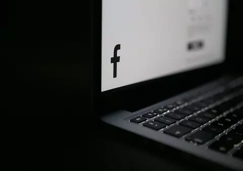 Un tânăr a fost reţinut de poliție, după ce ar fi ameninţat trei persoane pe rețelele de socializare