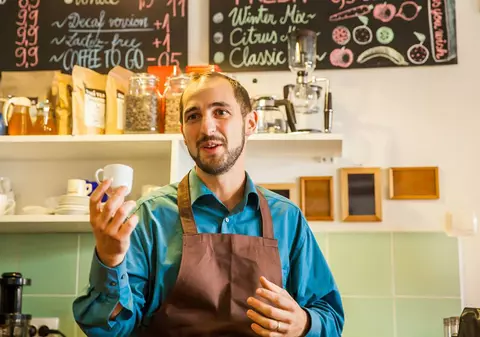 Un tânăr care a lăsat preoția și s-a făcut bucătar a lansat meniul antirisipă, adaptat vremurilor de criză