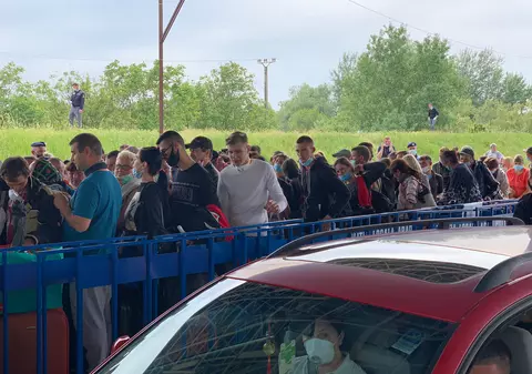 VIDEO | Imagini umilitoare de la Nădlac: Cum îi întâmpină statul român pe cetățenii săi care revin acasă