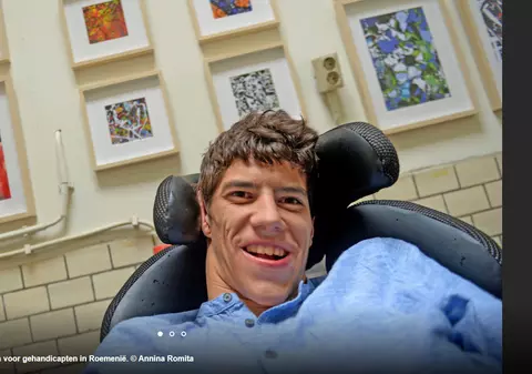 Povestea emoționantă a lui Andrei Fokkink, care face artă cu ochii. A lansat o campanie de ajutor pentru persoanele vulnerabile din Bacău, locul unde s-a născut