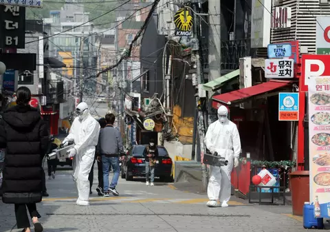 Noile focare de infecție din China și Coreea de Sud arată cât de riscantă este ridicarea restricțiilor