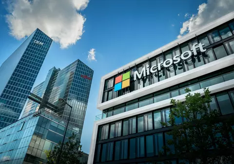 Ce se întâmplă important în lume, în 10 știri. Investițiile uriașe ale Microsoft în Europa, înfrățirea tehnologiei spațiale cu medicina și cum a lovit criza COVID IT-ul