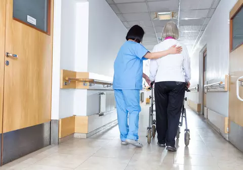 Focar cu 30 de vârstnici infectați cu COVID-19 la un cămin de bătrâni din Mogoșoaia. Rudele sunt revoltate pe autorităţi: “DSP nici nu răspunde”