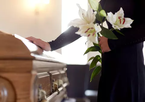 Cum ne ajută tehnologia să ne plângem morții de la distanță. Firmele de pompe funebre au intrat în era digitală