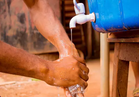 După două luni de pandemie, nu avem vaccin și tratament, dar avem o garanție: săpunul e vital împotriva coronavirusului. Miliarde de oameni nu au acces la apă curentă