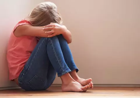 Cum ajung copiii să creadă că abuzurile sexuale sunt normale! ”Asta e dragostea pe care un tată i-o oferă fetiței lui, iar eu nu știu să răspund la ea”