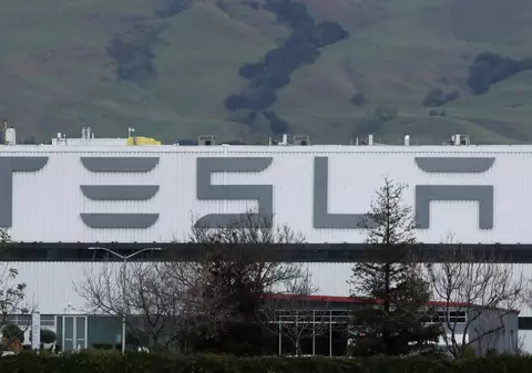 Compania Tesla, obligată să plătească 137 de milioane $ despăgubiri unui fost angajat, victimă a rasismului