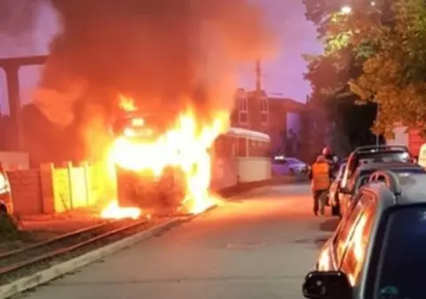 Un tramvai a luat foc în trafic, la Arad. Nu au fost persoane rănite