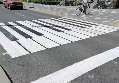 Trecere de pietoni în formă de clape de pian, desenată între Catedrală și Filarmonică, la Timișoara