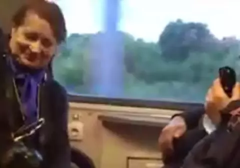 VIDEO | Imagini uluitoare dintr-un tren care circula pe ruta Brașov - București. Pasageri înghesuiți și fără măști