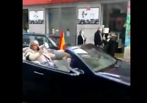Videoclipul momentului. Un spaniol cere demisia guvernului dintr-o mașină decapotabilă cu șofer