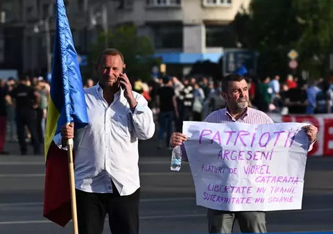 UPDATE | Viorel Cataramă a venit cu steagul în Piața Victoriei. A doua zi de proteste la Guvern, deși adunările publice sunt interzise