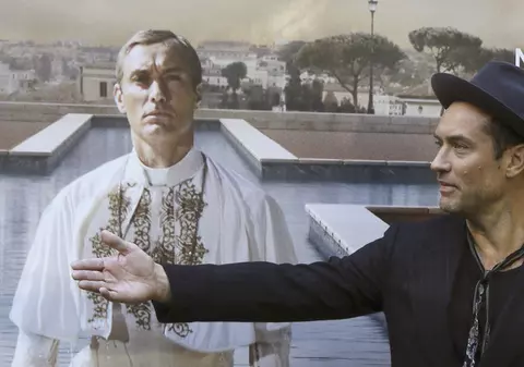 Jude Law va deveni din nou tată. ”Tânărul Papă” mai are cinci copii